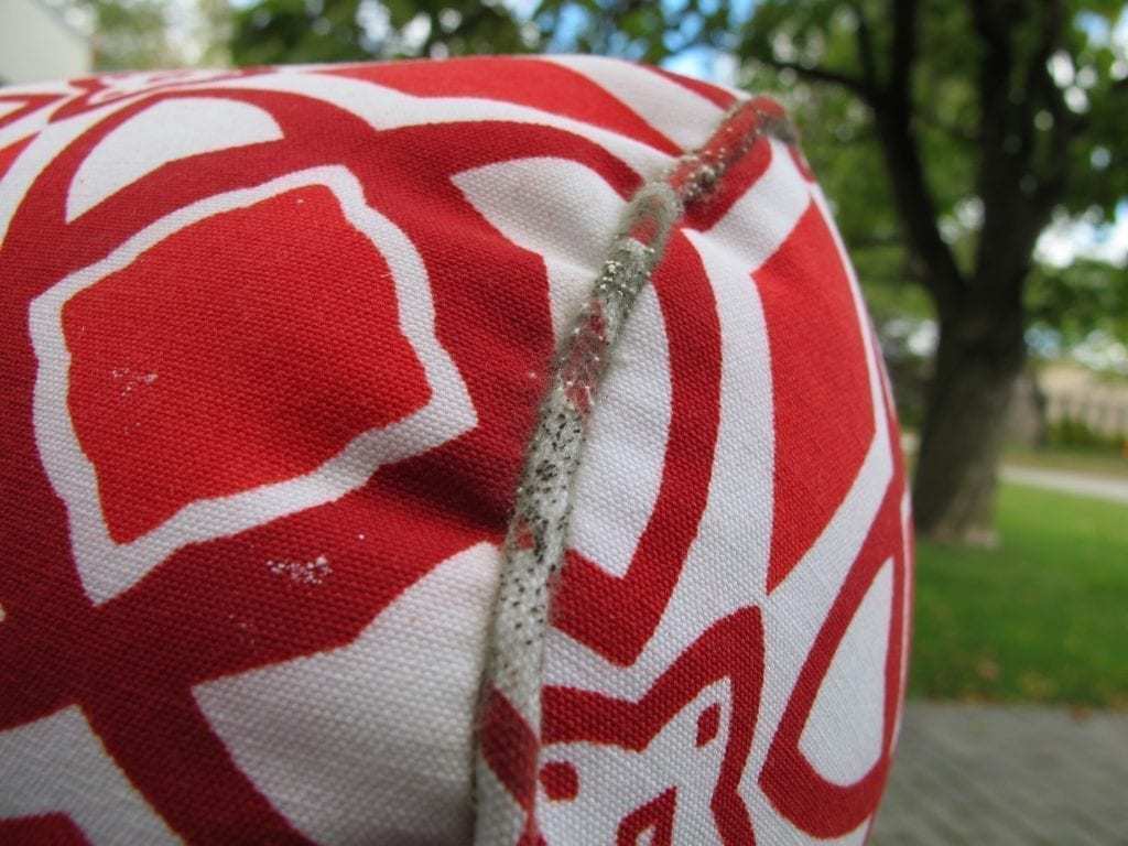 户外枕头上是否有霉菌生长？这其实取决于生活的地区。