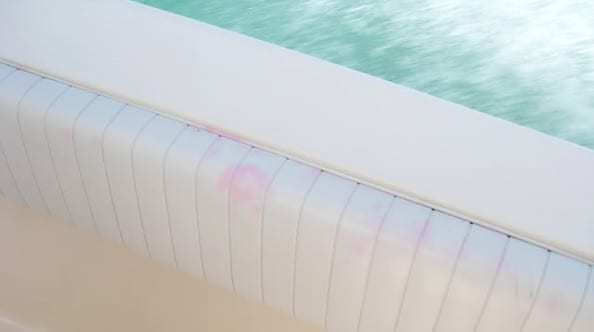 乙烯基船只座椅上的粉红色污渍